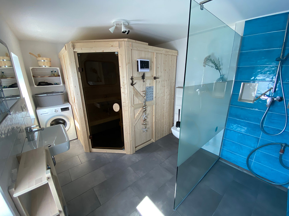 Bad mit Sauna und Waschmaschine