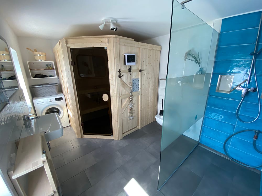 Bad mit Sauna und Waschmaschine