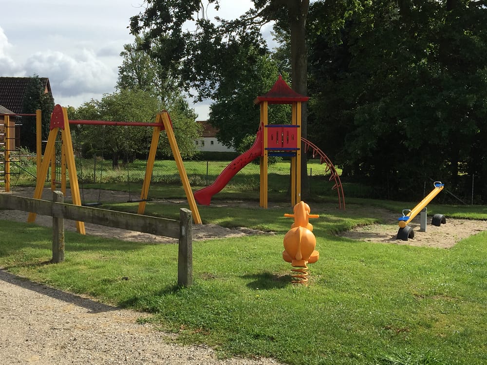 öffentlicher Spielplatz hinter dem Haus