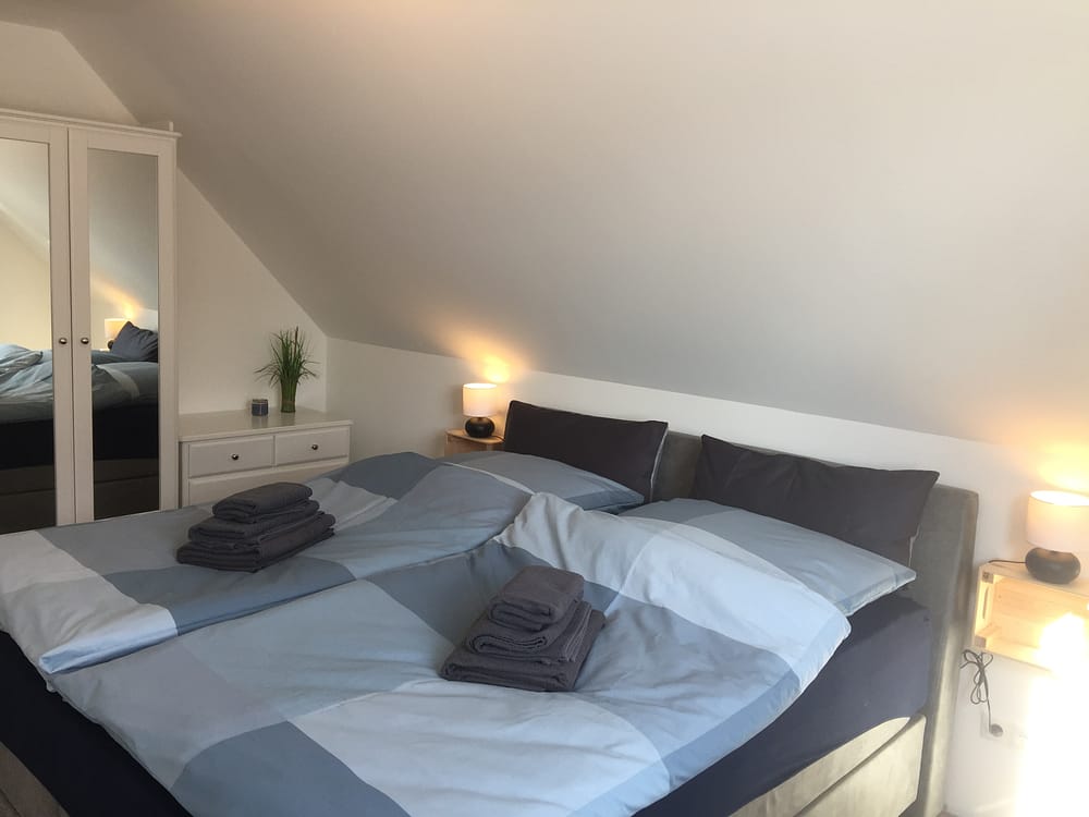 Schlafzimmer mit Boxspringbett