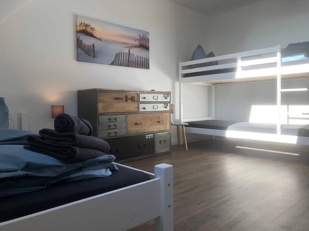 Kinderzimmer mit Etagenbett und Einzelbett